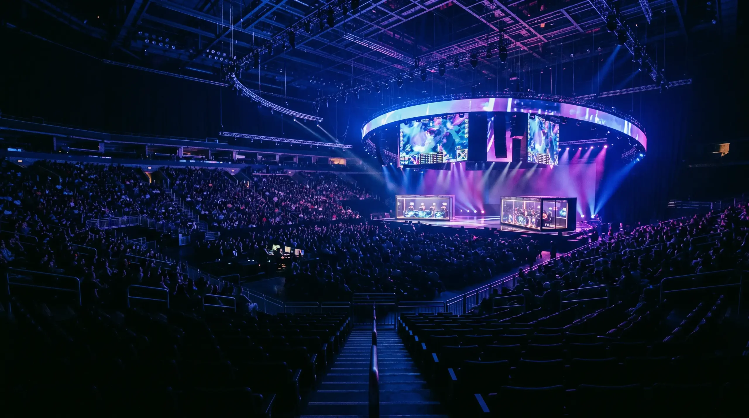 Vista general de un pabellón de esports iluminado con luces azules durante un partido profesional de League of Legends